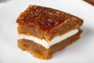 Ahşap zeminde ekmek pudingi. Geleneksel Ramazan tatlısı. Kremalı Ekmek kadayif. Yerel adı Kaymakli ekmek kadayifi