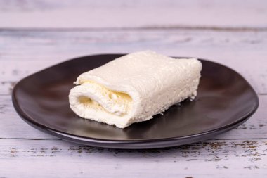 Ahşap arka planda pıhtılaşmış krem. Türk kahvaltısı için pıhtılaşmış krema. yerel adı inek kaymak