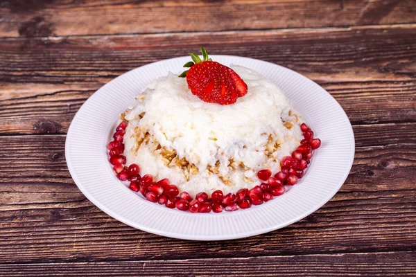 Gullac Dessert Mit Granatapfel Und Erdbeere Ramadan Dessert Gullac Dessert — Stockfoto