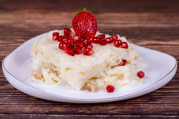 Gullac Dessert Med Granatäpple Och Jordgubbar Efterrätt Från Ramadan Gullac — Stockfoto