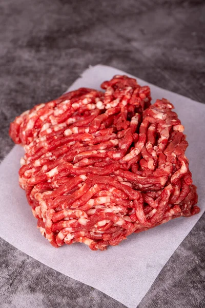 Carne Picada Papel Talho Carne Fresca Moída Sobre Fundo Madeira — Fotografia de Stock