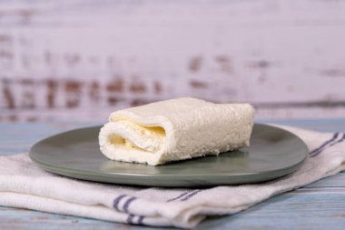 Taze inek kremi. Süt ürünleri. İnek kremi ya da ahşap arka planda pıhtılaşmış krema