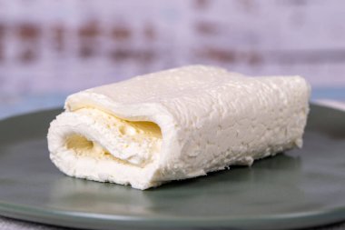 Taze inek kremi. Süt ürünleri. İnek kremi ya da ahşap arka planda pıhtılaşmış krema. Kapat.