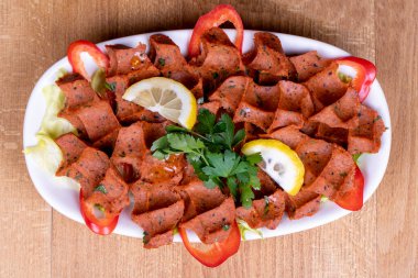 Türk köftesi ya da bulgur köftesi. Ahşap arka planda çiğ köfte. Yerel adı Cig Kofte. Üst görünüm