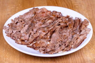 Et donörü kebabı. Ahşap zeminde Türk donör kebabı. Türk mutfağı lezzetleri. Yemek turizmi. Kapat.