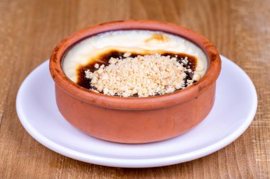 Fındıklı sütlaç. Süt ve pirinçle ahşap zeminde yapılan sütlü puding. Yerel adı Sutlac. Kapat.