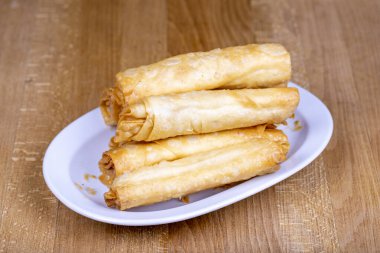 Pacanga pastası. Pastırma, çedar ve biberlikle seramik kasede yapılan Pacanga boregi. Kapat.