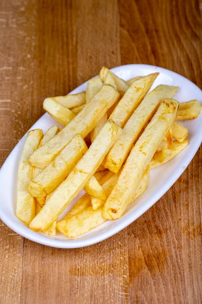 Gefrituurde Aardappelen Chips Met Hand Geschilde Frietjes Een Keramische Kom — Stockfoto