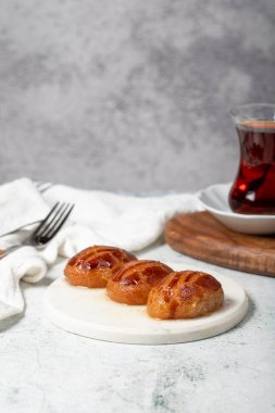 Sekerpare ya da badempare tatlı. Türk Ramazan tatlısı. Mermer servis tabağında şerbet ile Sekerpare tatlısı