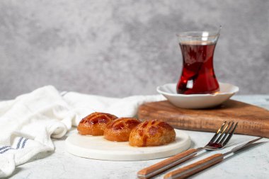 Sekerpare ya da badempare tatlı. Türk Ramazan tatlısı. Mermer servis tabağında şerbet ile Sekerpare tatlısı