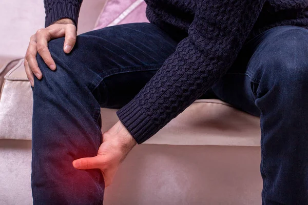 Homem Com Dor Perna Músculo Panturrilha Homem Apertado Massagem Perna — Fotografia de Stock