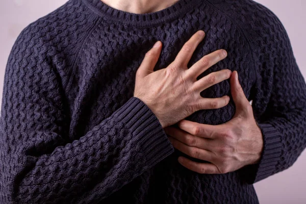 Homem Ter Ataque Cardíaco Homem Segurar Peito Com Dores Agudas — Fotografia de Stock