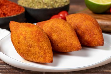 Türk köfteleri. Arap ve Türk mutfağı ahşap zemin üzerinde icli kofte veya kibbe aromalı. Kapat.