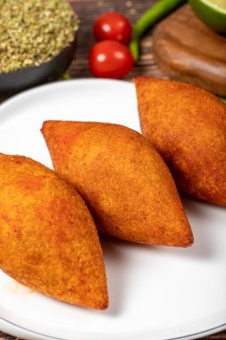 Türk köfteleri. Arap ve Türk mutfağı ahşap zemin üzerinde icli kofte veya kibbe aromalı. Kapat.