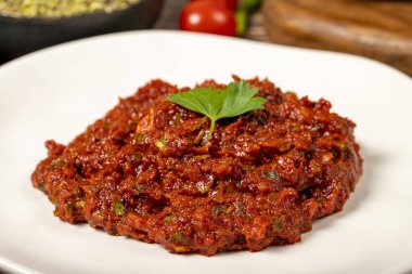 Acı kırmızı biber harissa sosu. Kırmızı biber ezmesi ya da adjika. Kapat.