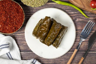 Zeytin yağı yaprağı sarması. Ege mutfağı lezzetleri. Pirinç dolgulu üzüm yaprağı sarması. Yerel adı Zeytinyagli yaprak sarma. Üst görünüm