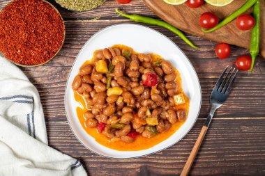 Ahşap zeminde zeytinyağlı böbrek fasulyesi tabağı. Sağlıklı yiyecekler. Ege mutfağı lezzetleri. Üst görünüm