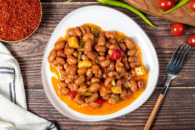 Ahşap zeminde zeytinyağlı böbrek fasulyesi tabağı. Sağlıklı yiyecekler. Ege mutfağı lezzetleri. Üst görünüm