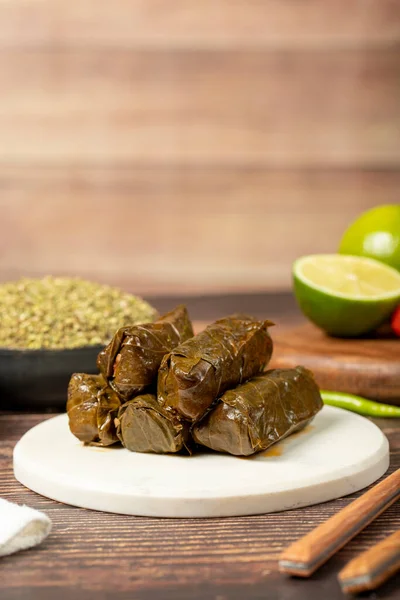 Umhüllung Mit Olivenöl Köstlichkeiten Der Ägäischen Küche Weinblattwickel Mit Reisfüllung — Stockfoto