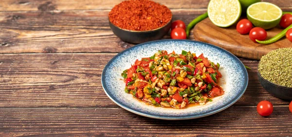 Gavurdagi Salat Walnusssalat Auf Holz Hintergrund Gesunder Salat Mit Tomaten — Stockfoto