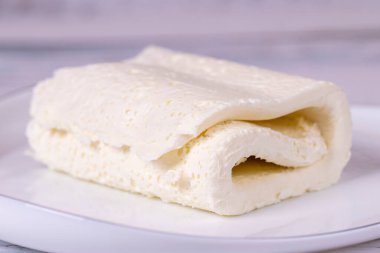 Kahvaltıda inek kremi. Taze ve organik krema ya da tereyağlı krema. Süt ürünü. Kapat.