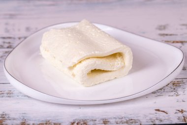 Kahvaltıda inek kremi. Taze ve organik krema ya da tereyağlı krema. Süt ürünü