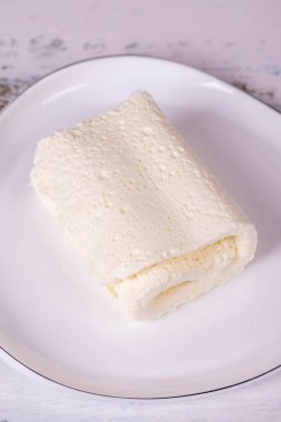 Kahvaltıda inek kremi. Taze ve organik krema ya da tereyağlı krema. Süt ürünü