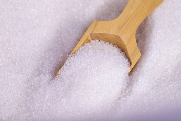 白グラニュー糖 白い上品な砂糖のヒープ内の木製のスプーンを表示します 閉じろ — ストック写真