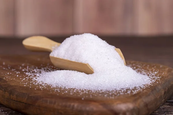 Zucchero Bianco Raffinato Fondo Legno Primo Piano Zucchero Semolato Cucchiaio — Foto Stock