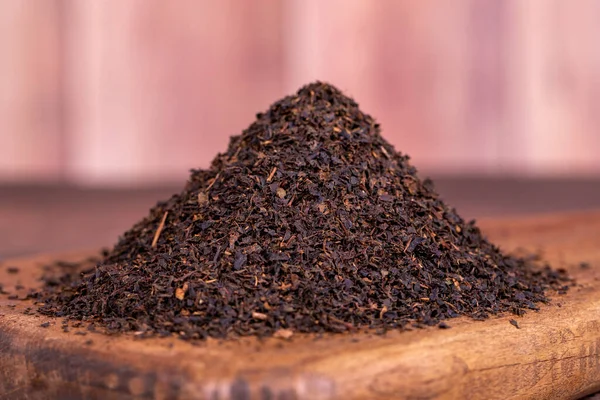 Μαύρο Τσάι Αποξηραμένο Μαύρο Θαλασσινό Τσάι Φόντο Ξύλου Κλείσε — Φωτογραφία Αρχείου