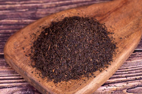 Μαύρο Τσάι Αποξηραμένο Μαύρο Θαλασσινό Τσάι Φόντο Ξύλου — Φωτογραφία Αρχείου