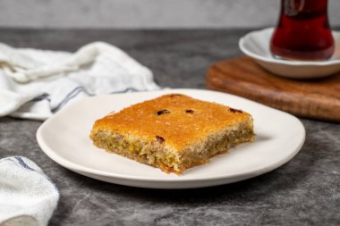 Fıstıklı kadayif. Kadayif tatlısı koyu arka planda. Türk mutfağı lezzetleri