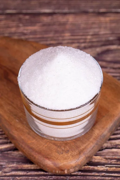Azúcar Granulado Azúcar Granulado Blanco Recipiente Vidrio Sobre Fondo Madera —  Fotos de Stock