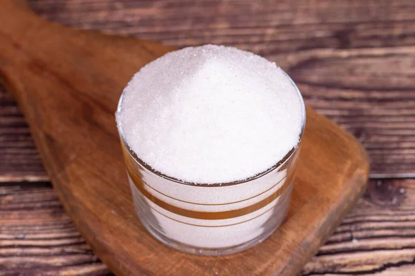 Zucchero Semolato Zucchero Semolato Bianco Ciotola Vetro Fondo Legno Vicino — Foto Stock