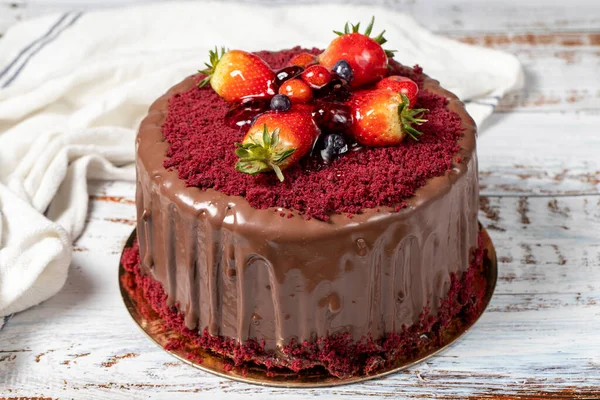 Tarta Fresa Chocolate Cumpleaños Pastel Celebración Sobre Fondo Madera Cerca — Foto de Stock