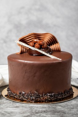 Çikolatalı pasta. Koyu arkaplanda çikolatalı doğum günü pastası. Pastane tatlıları. Kapat.