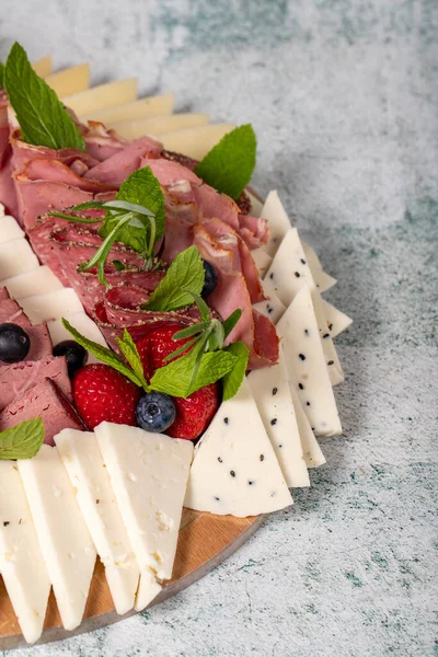 安帕托设置板 冷烟熏肉盘 搭配火腿 意大利熏肉 意大利腊肠 蓝奶酪 蓝莓和草莓的莫扎莱 靠近点 — 图库照片
