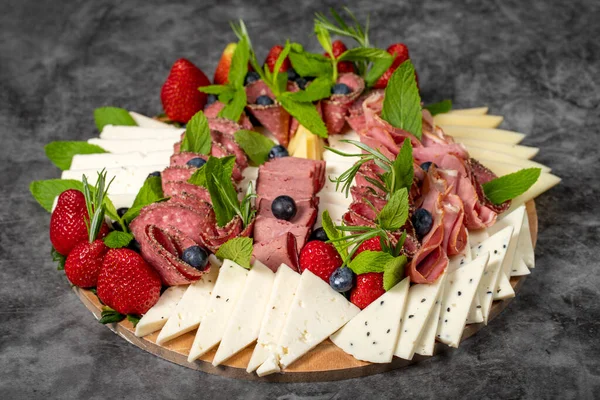 安帕托设置板 冷烟熏肉盘 搭配火腿 意大利火腿 蓝奶酪 蓝莓和草莓的莫扎莱 — 图库照片