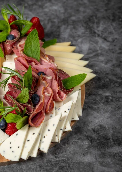 安帕托设置板 冷烟熏肉盘 搭配火腿 意大利熏肉 意大利腊肠 蓝奶酪 蓝莓和草莓的莫扎莱 靠近点 — 图库照片