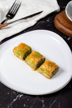 Siyah arka planda fıstıklı Baklava. Geleneksel Türk baklavası. Yerel adı Ankara Sarmasi