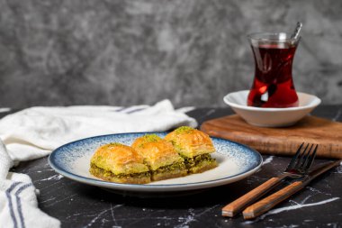 Siyah arka planda fıstıklı Baklava. Geleneksel Türk baklavası