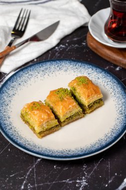 Siyah arka planda fıstıklı Baklava. Geleneksel Türk baklavası
