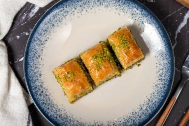 Siyah arka planda fıstıklı Baklava. Geleneksel Türk baklavası. Üst görünüm