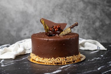 Çikolatalı pasta. Doğum günü ya da kutlama. Fıstık, Çikolata ve Kremalı Kek