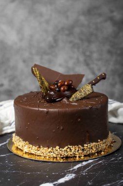 Çikolatalı pasta. Doğum günü ya da kutlama. Fıstık, Çikolata ve Kremalı Kek