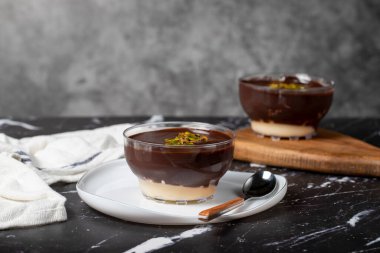 Çikolata süslemeli tatlı. Kremalı ve çikolatalı puding ya da koyu arkaplanda süper tatlı.