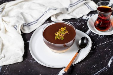 Çikolata süslemeli tatlı. Kremalı ve çikolatalı puding ya da koyu arkaplanda süper tatlı.