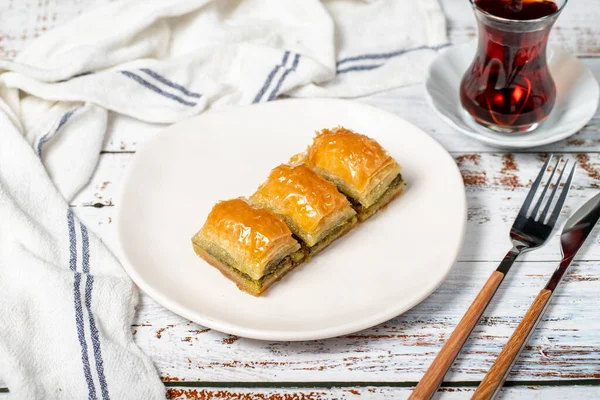 Türk baklavası. Ahşap arka planda fıstıklı baklava. Geleneksel Akdeniz mutfağı lezzetleri.