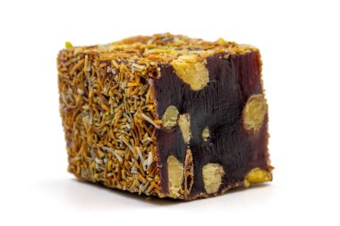 Fıstıklı Türk Lokumu. Beyaz arkaplanda izole edilmiş kadayla Türkiye 'nin keyfi.