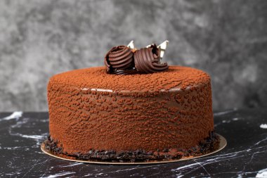 Çikolatalı pasta. Doğum günü ya da kutlama pastası. Kakaolu kek ve koyu arkaplanda çikolata kreması. Kapat.